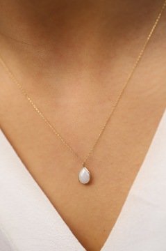 Altın Renkli Taşlı Damla Kolye Beyaz