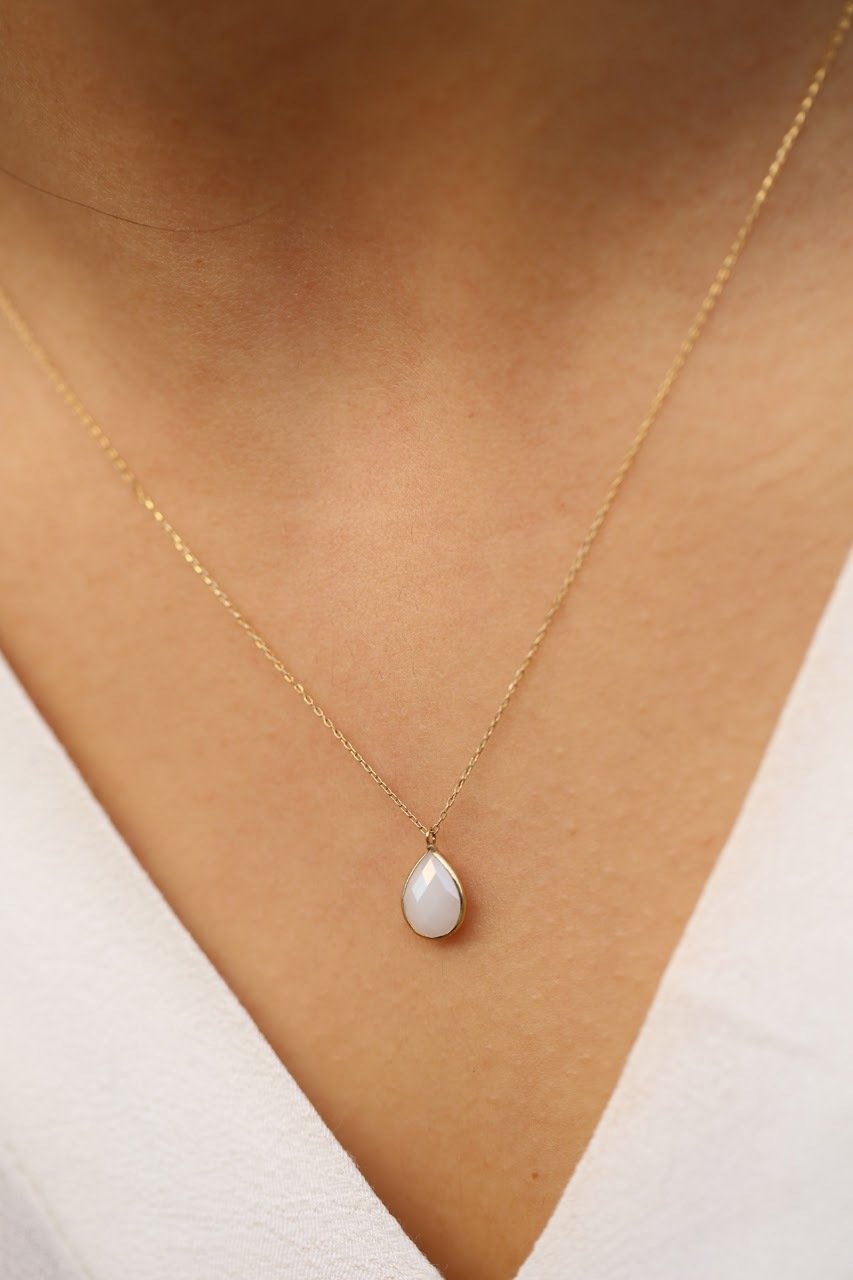 Altın Renkli Taşlı Damla Kolye Beyaz