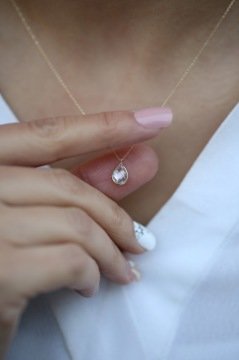 Altın Renkli Taşlı Damla Kolye Şeffaf