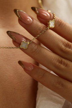 Beyaz Taşlı Altın Kolye