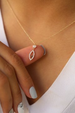 Minimal Taşlı Balık Kolye