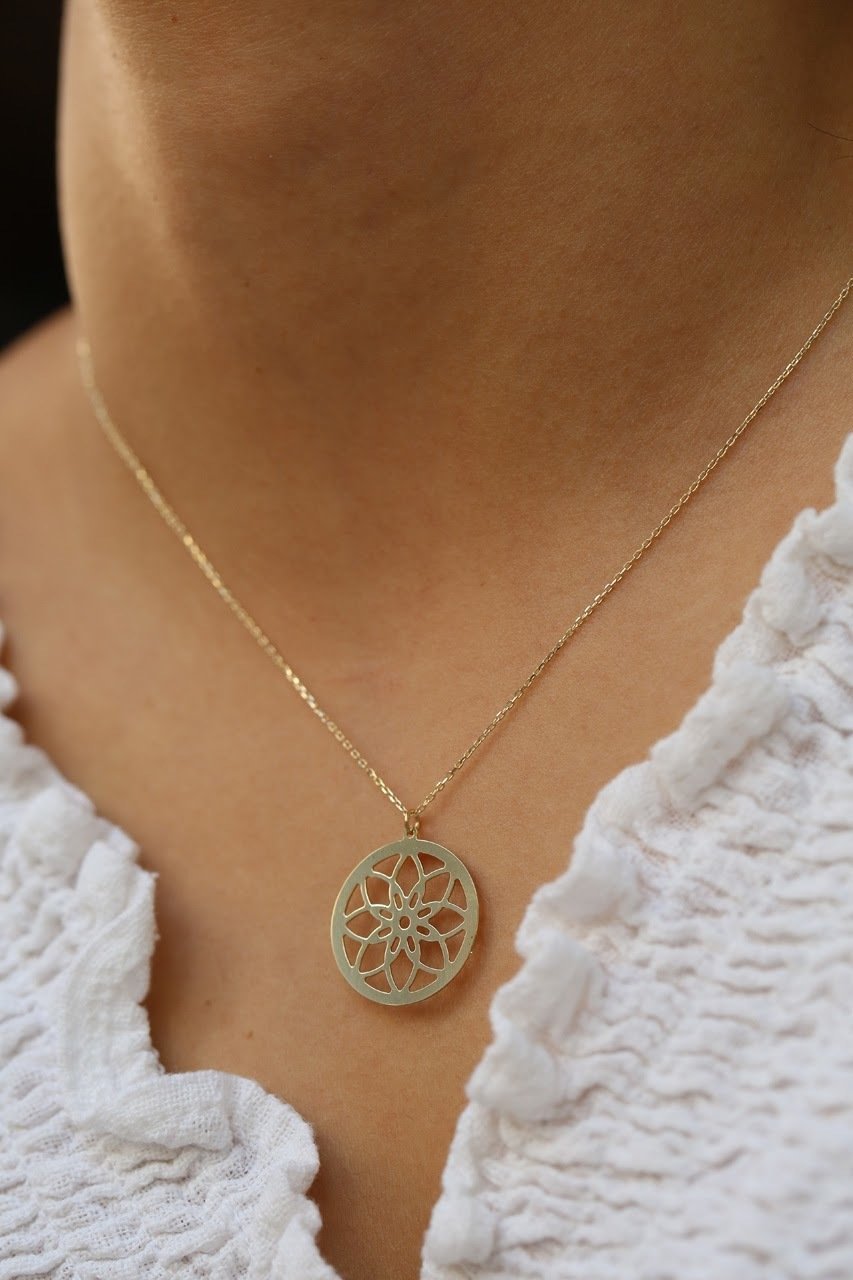 Altın Lotus Plaka Kolye